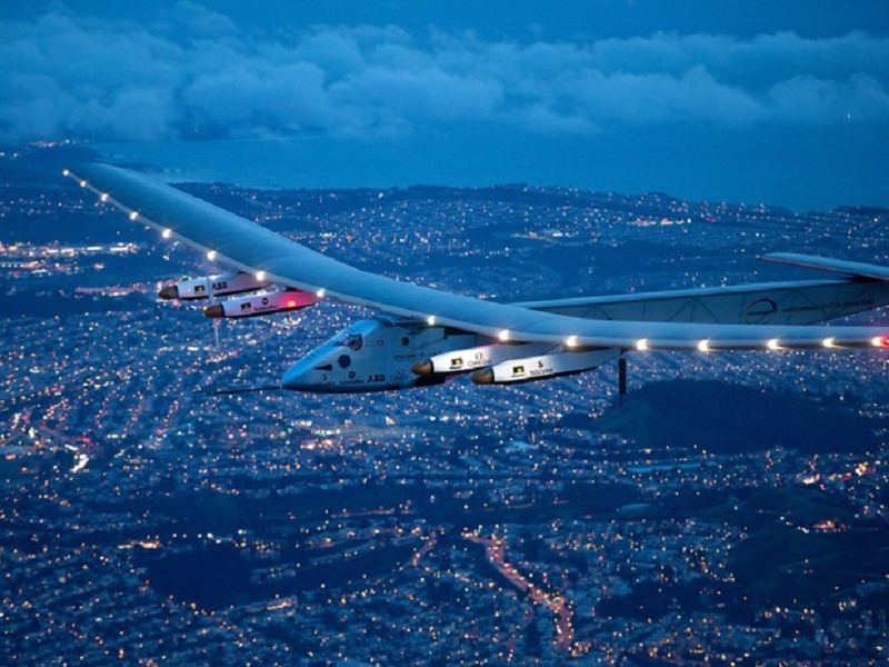 Avião movido a energia solar completa viagem sobre o Pacífico