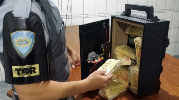 Polícia Rodoviária recolhe 60 mil reais em notas falsas em Assis