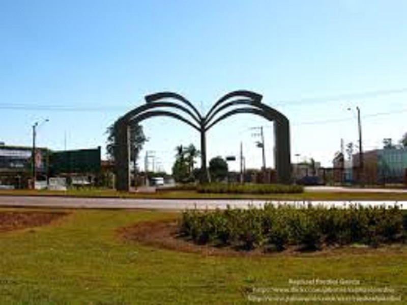 Micro-ônibus bate em mureta e tomba na Raposo Tavares, em Palmital