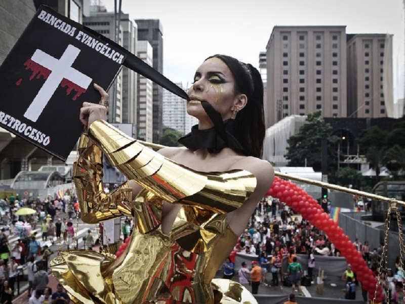 Transexual desfila com fantasia crítica à bancada evangélica na Parada Gay