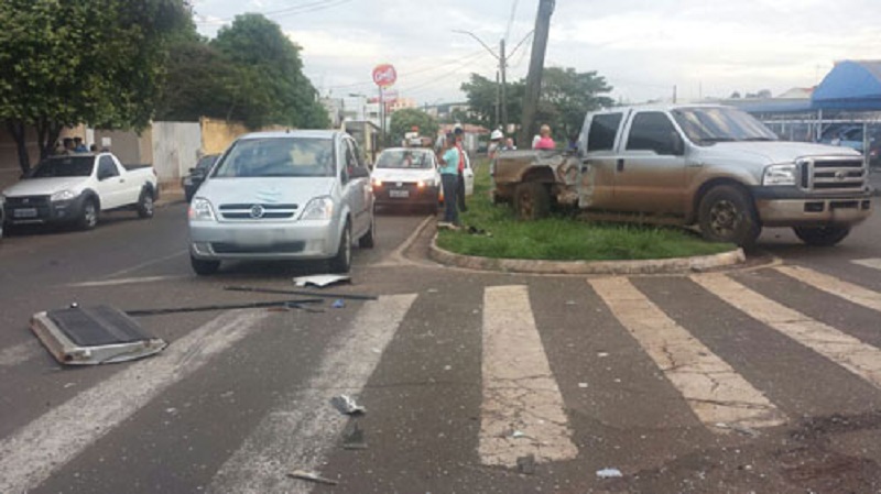 Caminhonete cruza sinal fechado, atinge ônibus e veículo de passeio em Assis