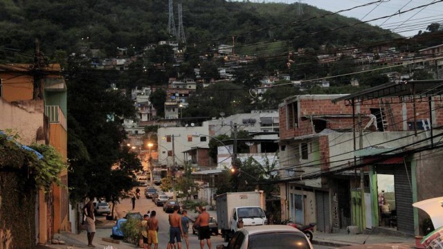 Polícia faz perícia no local onde jovem sofreu estupro coletivo