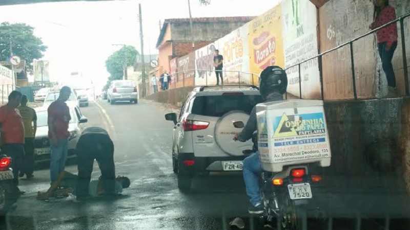 Ciclista sofre acidente no túnel