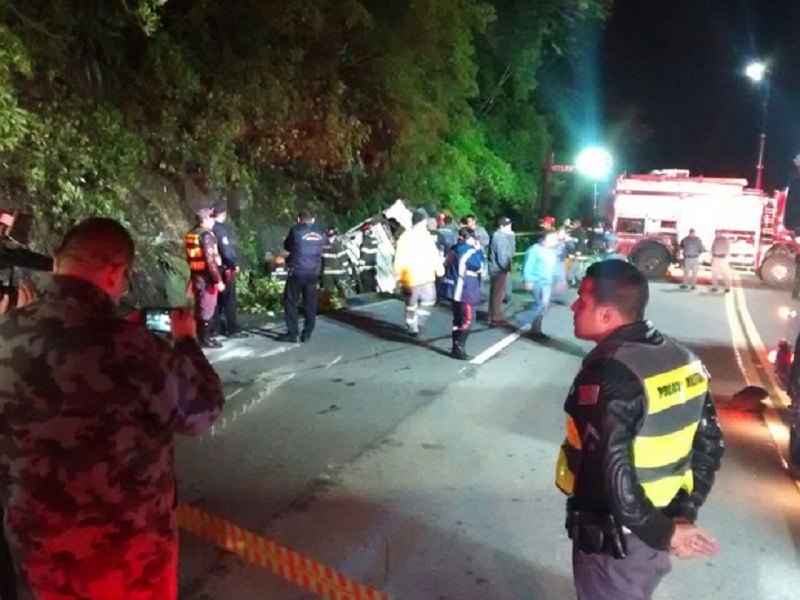 Ônibus com 46 passageiros capota na Rodovia Mogi-Bertioga; 18 morrem