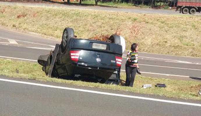 Carro capota após bater na traseira de caminhão