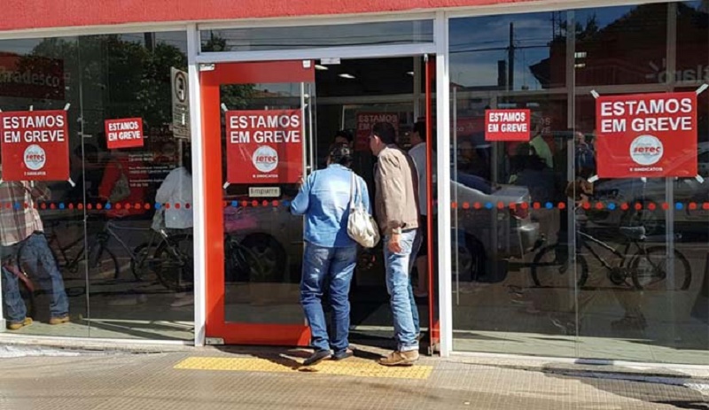 Greve dos bancários continua forte