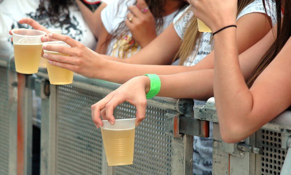 Comerciante é flagrado vendendo bebida alcóolica para adolescentes, no centro