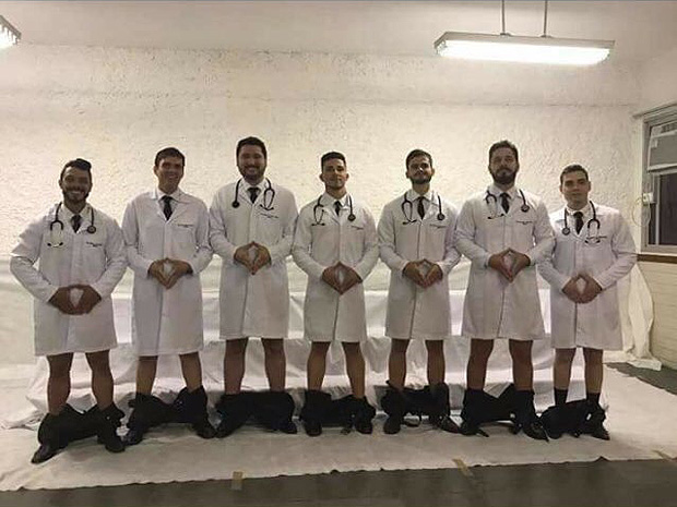 Alunos de medicina fazem foto com calças abaixadas e faculdade abre sindicância