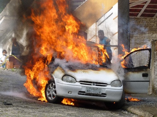 Carro pega fogo perto da APRUMAR na noite de sábado