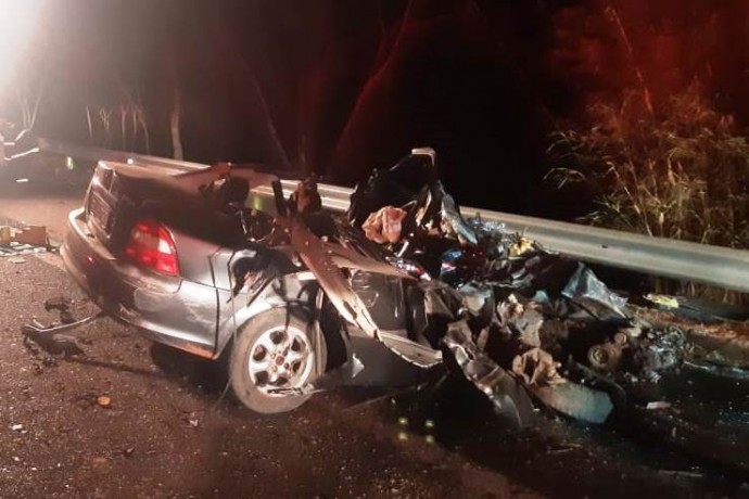 Carro na contramão bate de frente com ônibus de estudantes de Epitácio e mata passageiro