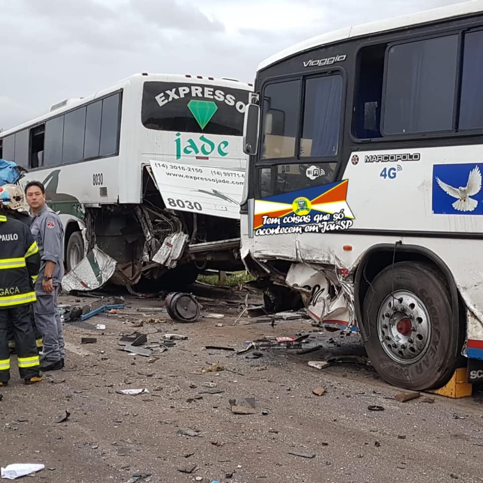 Acidente com caminhão e dois ônibus deixa mortos e feridos entre Jaú e Bocaina