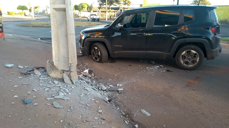 Jipe bate em poste na rotatória da Avenida Dom Antônio e Luiz Carlos da Silveira