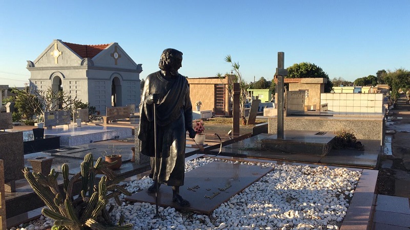 Parte de escultura da Sagrada Família é subtraída do cemitério de Assis