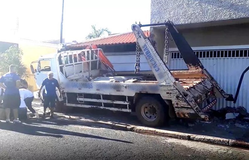 Caminhão atinge três casas após motorista sofrer convulsão em Assis