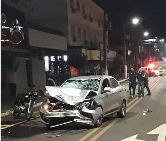 Jovens em moto arrastada por carro na Rui Barbosa estão em estado grave