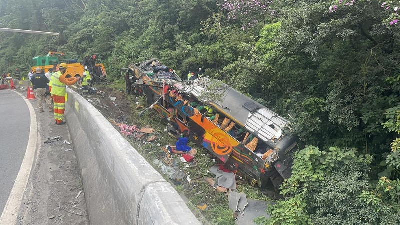 Acidente com ônibus deixa 12 mortos e nove feridos na BR-376, em Guaratuba, nesta manhã (25)