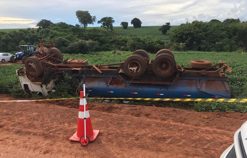 Caminhão tomba e esmaga duas crianças em Salto Grande