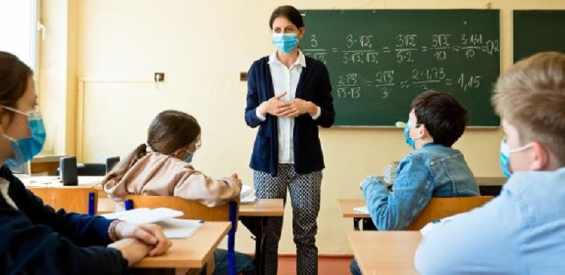 Professores voltam as aulas mesmo sem garantia de vacina contra Covid