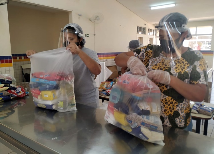 Educação entrega 8.500 kits de alimentos a alunos da Rede Municipal de Assis