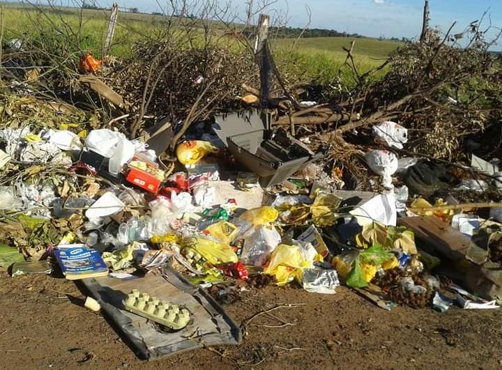 Descarte incorreto de lixo incomoda moradores da Vila Ribeiro em Assis