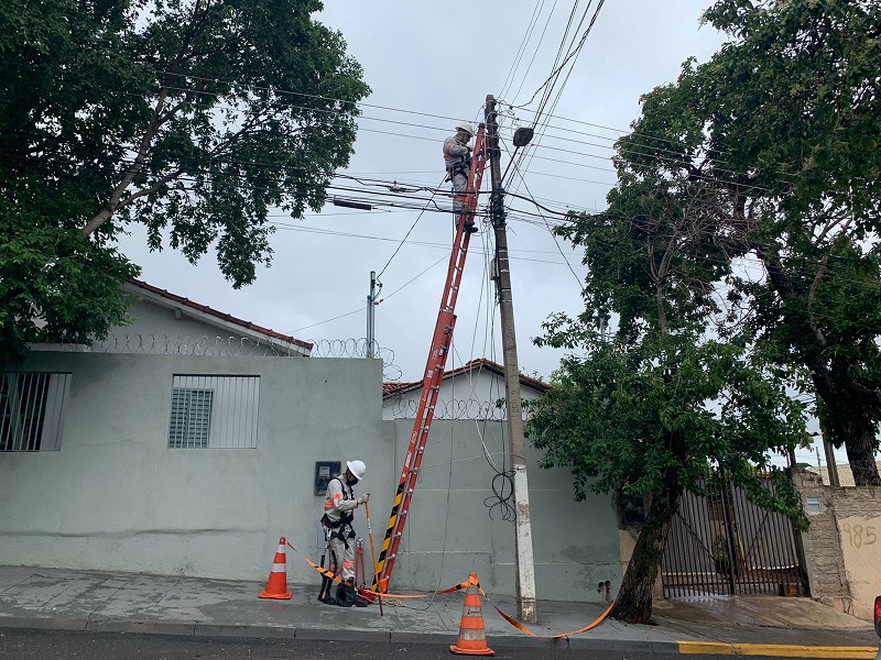 Com reforço de fora e 95% de energia restabelecida Energisa segue restaurando danos em Assis