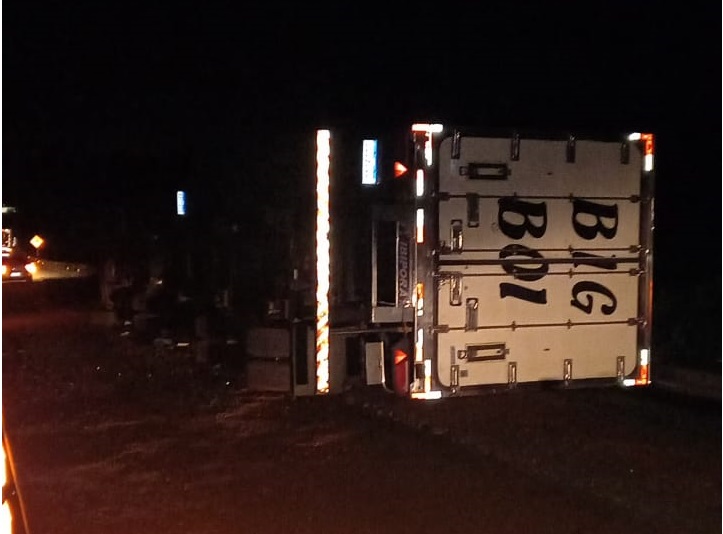 Caminhão carregado com carne tomba na Raposo Tavares, em Assis