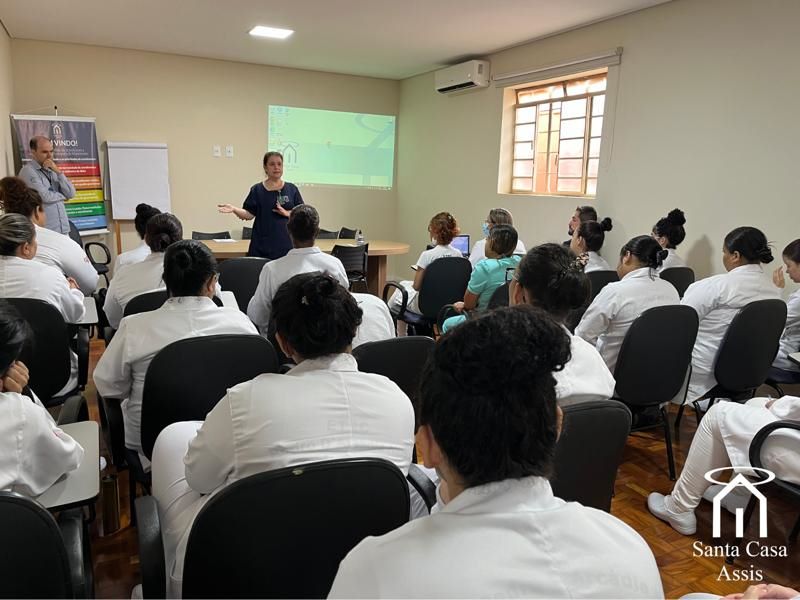 Santa Casa de Assis recepciona estagiários de enfermagem da ETEC