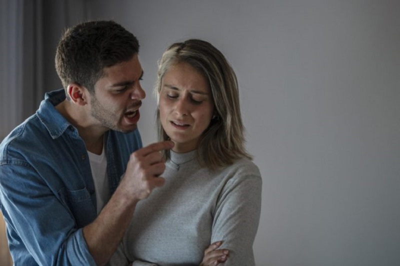 Namorados abusivos: psiquiatra alerta para sinais que podem configurar abuso e violência