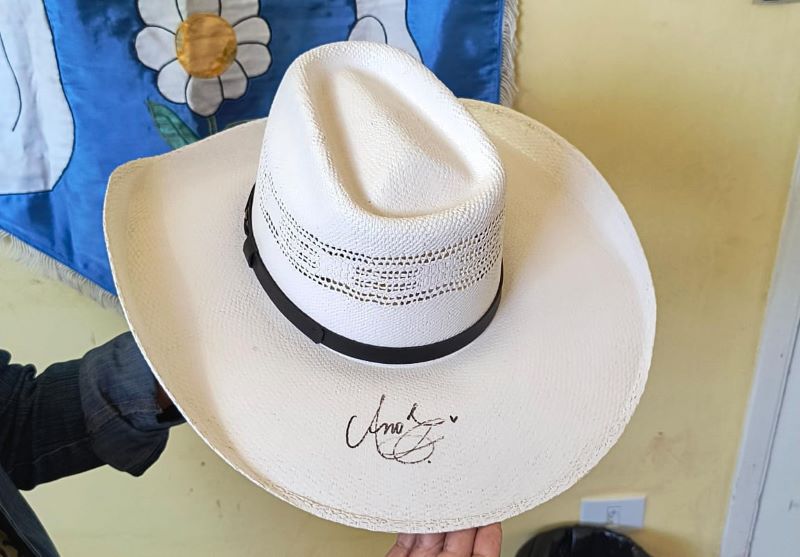 Chapéu autografado por Ana Castela será leiloado na Queima do Alho