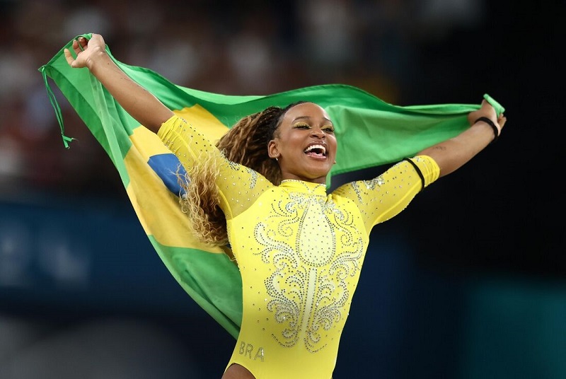 Rebeca leva o ouro na final do solo e se torna a maior medalhista do Brasil