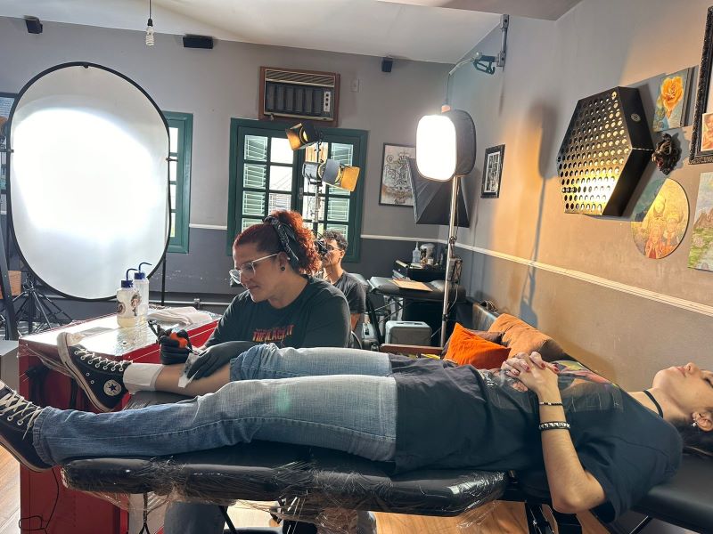 Tatuadora de Assis participa de filme inspirado em seu trabalho