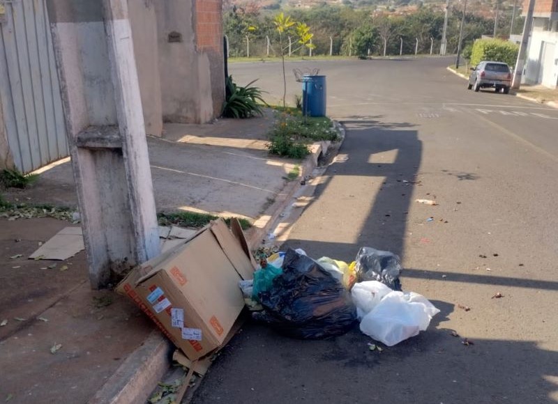 Moradores do Pacaembu reclamam da coleta de lixo no bairro