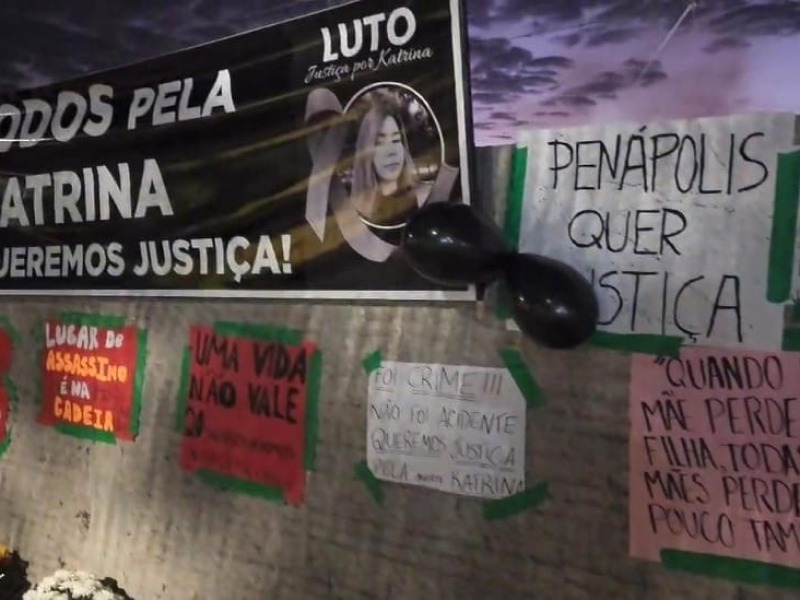 Parentes e amigos protestam por justiça após jovem ser morta por tiro de delegado em festa de peão