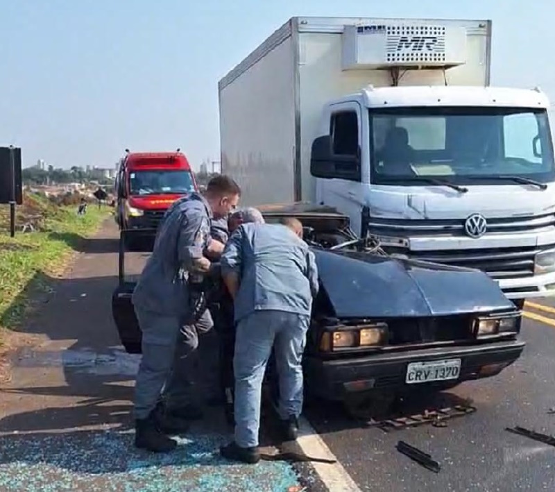 Acidentados abandonam carro com placas de Assis e fogem para a mata