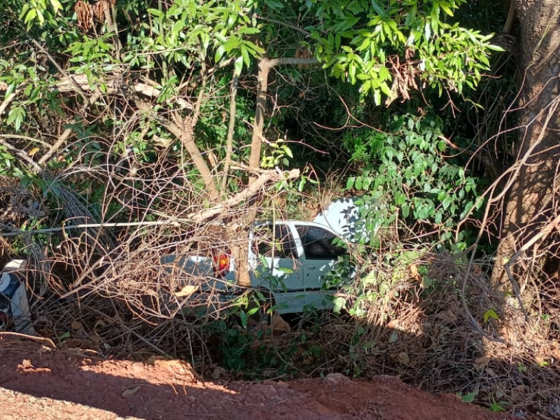 Carro cai em ribanceira na Benedito Pires