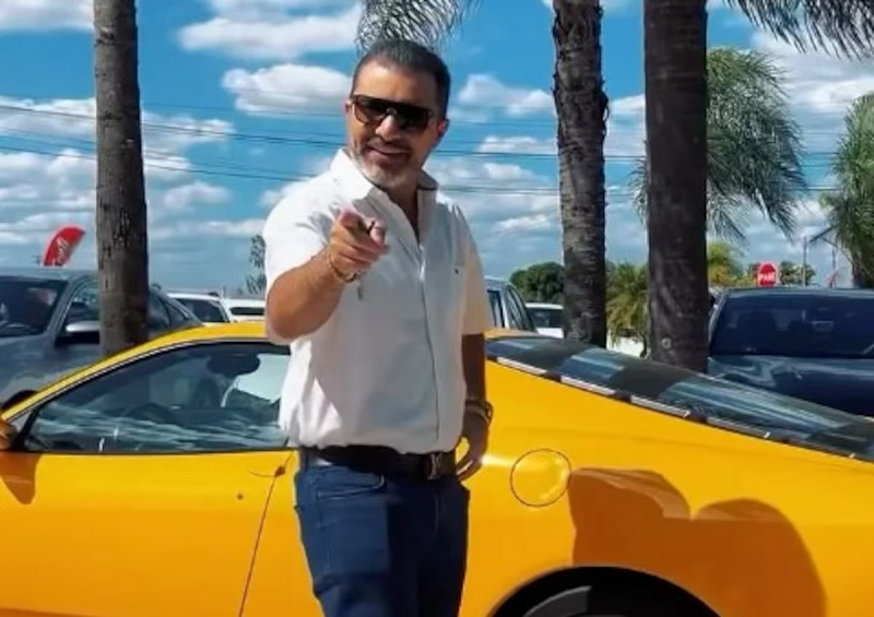 Candidato a prefeito de Marília ostenta fortuna em carreata com helicóptero e Ferrari