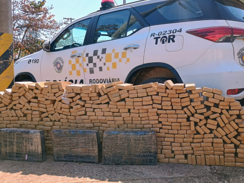 Carro lotado de maconha é interceptado em Santa Cruz do Rio Pardo e motorista foge