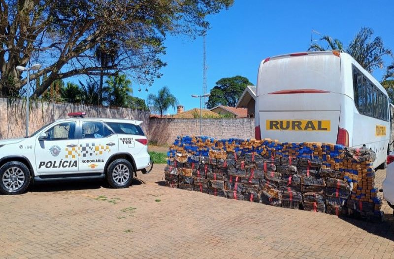 Polícia apreende quase 2 tonelada de maconha em ônibus rural em Palmital