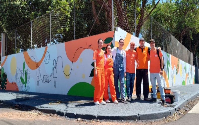 Fachada da escola Lea Rosa ganha cores e pintura orgânica