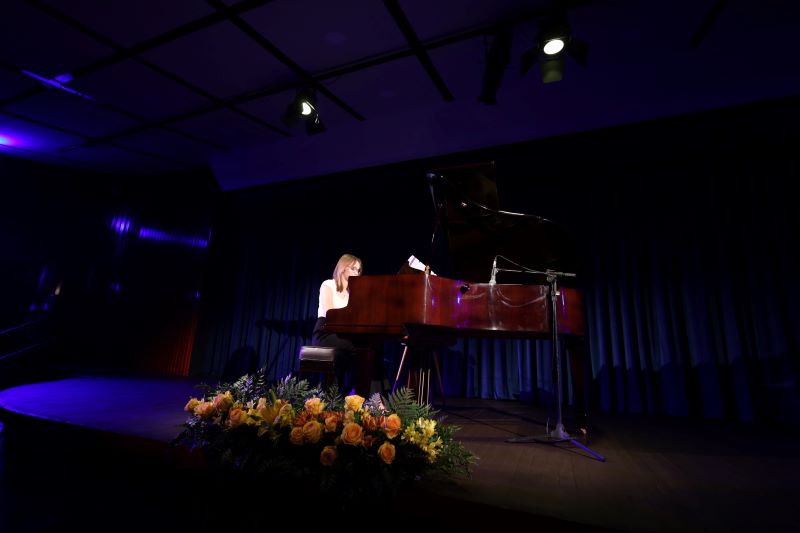 Intercambista alemã Hannah Miehler realizou concerto no Teatro do Colégio Santo Antônio