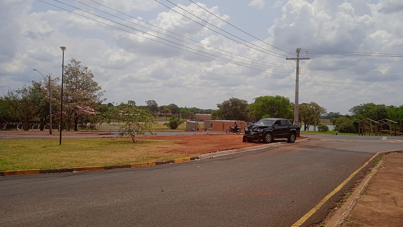 Caminhonete colide com poste e deixa moradores da Cohab-4 no escuro