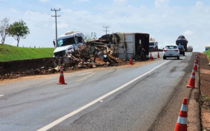 Caminhão tomba, causa acidente e interdita rodovia em Ibirarema