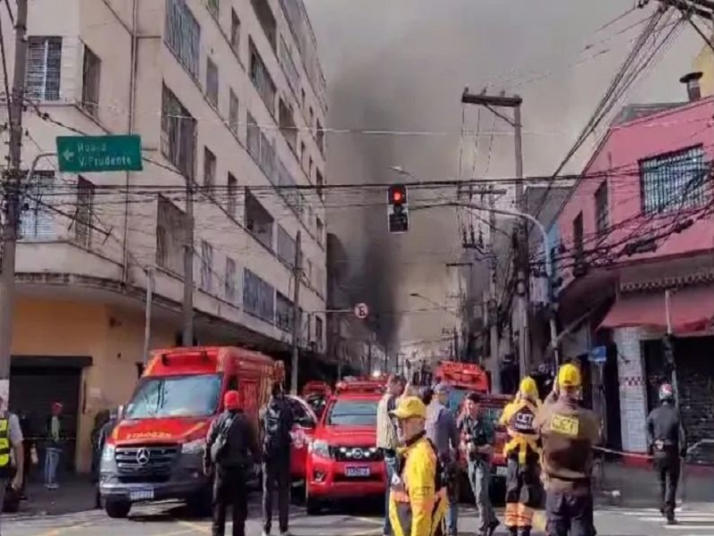 Incêndio de grandes proporções toma conta de shopping no Brás, em São Paulo