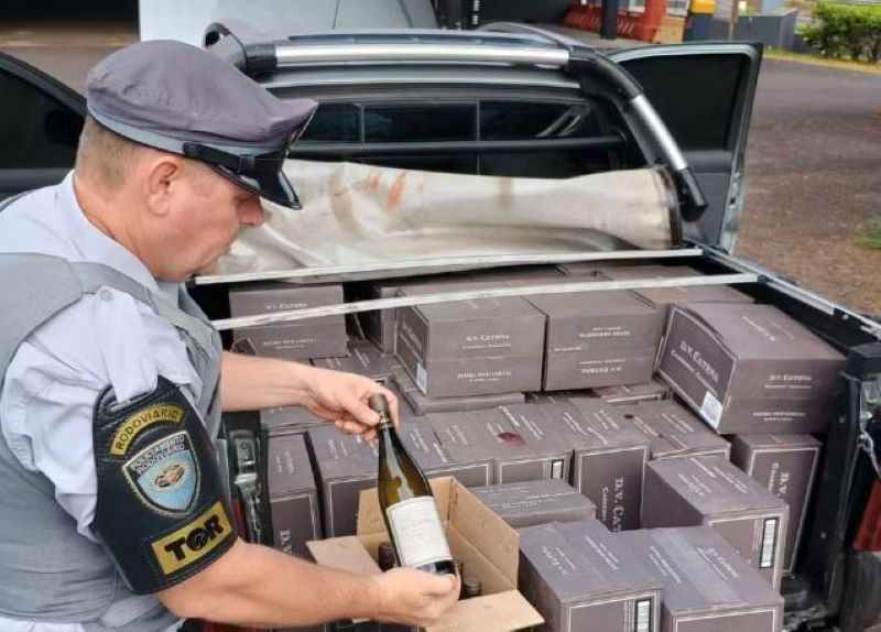 Polícia apreende garrafas de vinho sem documentação fiscal na SP-270 em Assis