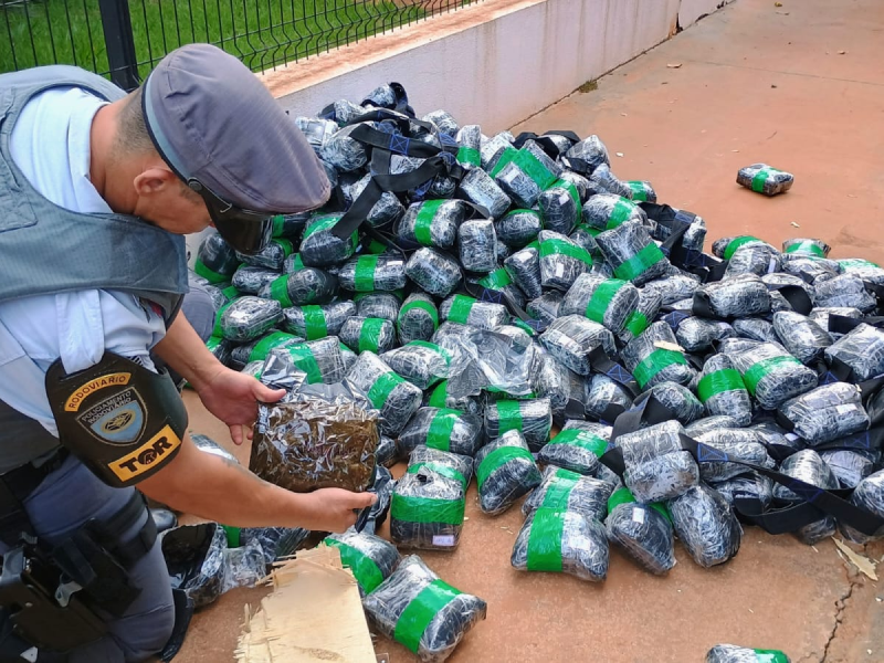 Mais de 360 quilos de haxixe são encontrados em caminhão paraguaio, em Palmital