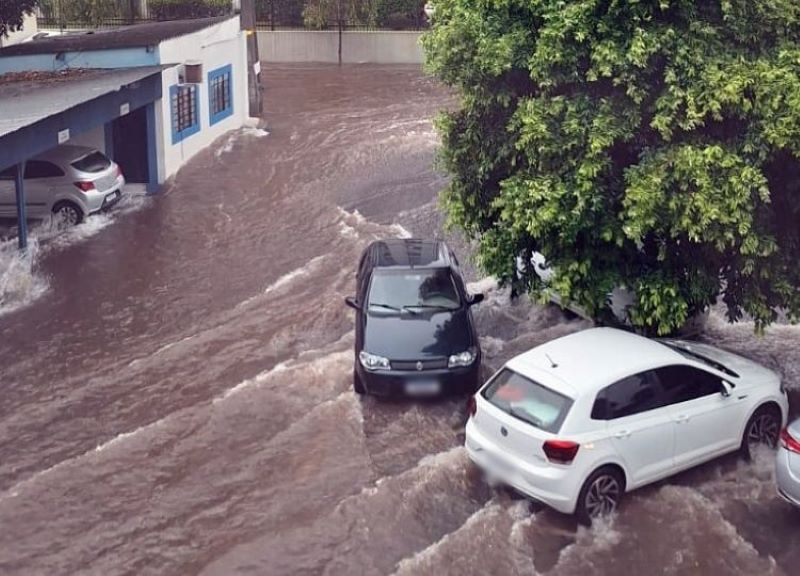 Chuva intensa causou alagamentos em pontos críticos de Assis nesta segunda-feira, 2