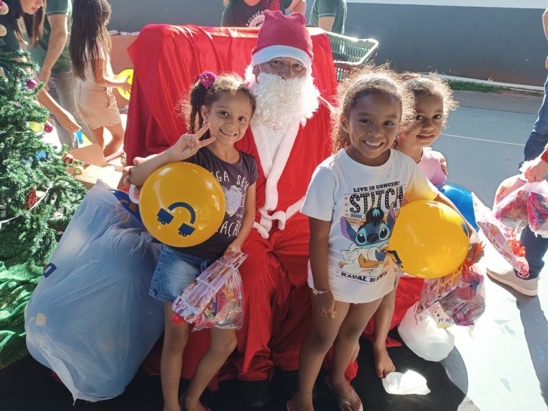 Voluntários realizam festa de Natal a alunos da Casa da Criança