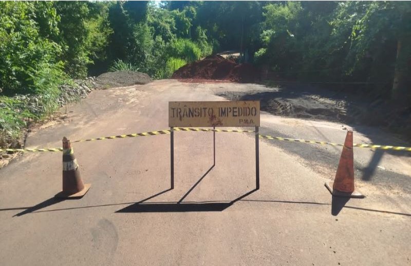 Ponte na estrada da Água do Pavão é interditada pela prefeitura