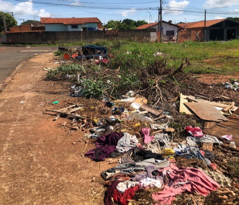 Morador do Parque Colinas reclama de terreno baldio