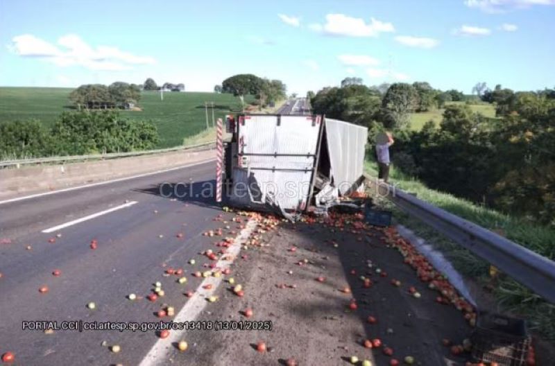 Caminhão carregado com tomate tomba após bater em outro veículo de carga